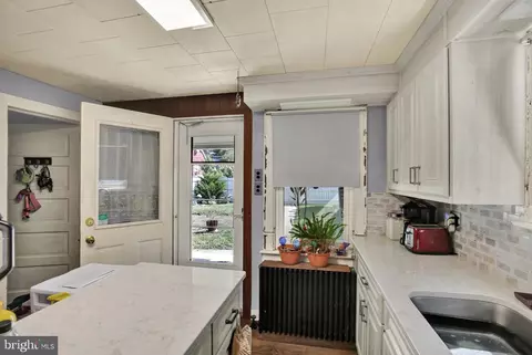Entry Way - 119 Pennwyn Pl, Reading, PA 19607 photo 1 of 5