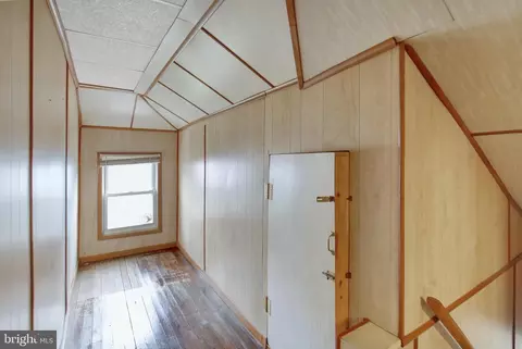 Entry Way - 2524 Grant St, Reading, PA 19606 photo 4 of 4