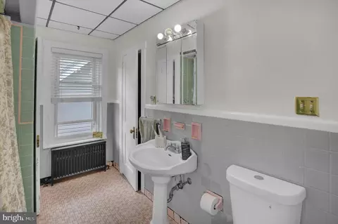 Bath - 2524 Grant St, Reading, PA 19606 photo 2 of 2