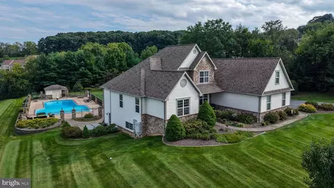 231 Hawkview Ct, Mohrsville, PA 19541