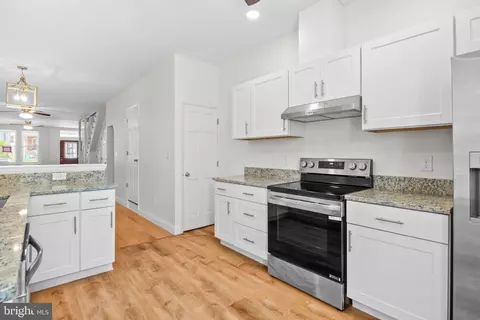 Entry Way - 142 Oley St, Reading, PA 19601 photo 4 of 9