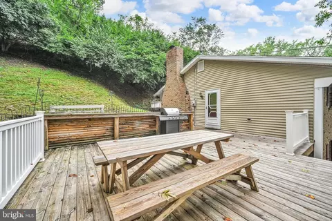 Exterior - 404 Hill Cir, Reading, PA 19607 photo 4 of 4