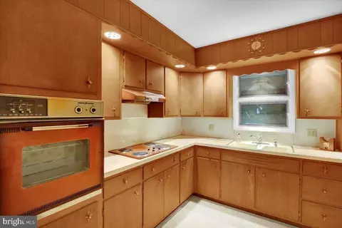 Kitchen - 5306 E Lorane Rd, Reading, PA 19606 photo 2 of 2