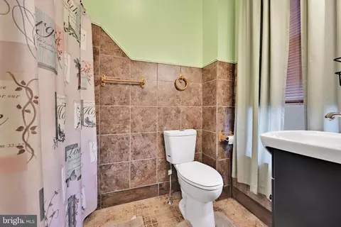 Bath - 614 N 3rd St, Reading, PA 19601 photo 3 of 3