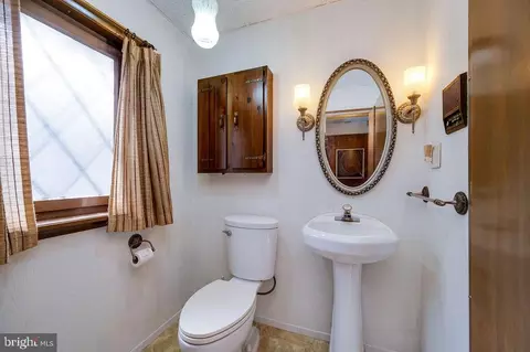 Bath - 900 Morgantown Rd, Reading, PA 19607 photo 1 of 5