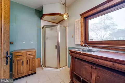 Bath - 900 Morgantown Rd, Reading, PA 19607 photo 2 of 5