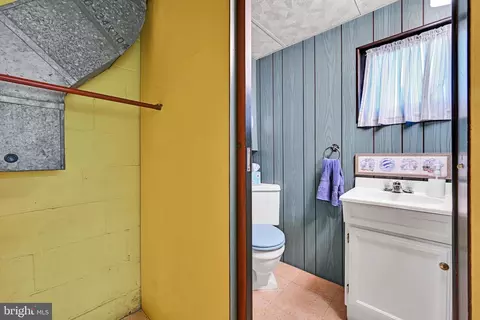 Bath - 605 Meade Ter, Reading, PA 19607 photo 2 of 2