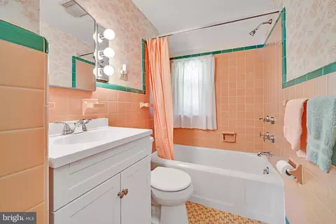 Bath - 605 Meade Ter, Reading, PA 19607 photo 1 of 2