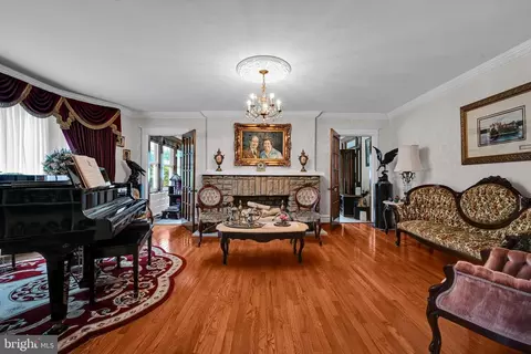 Living - 24 Upland Rd, Reading, PA 19609 photo 1 of 2