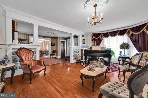 Living - 24 Upland Rd, Reading, PA 19609 photo 2 of 2