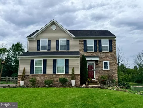 138 Meadowside Dr, Douglassville, PA 19518