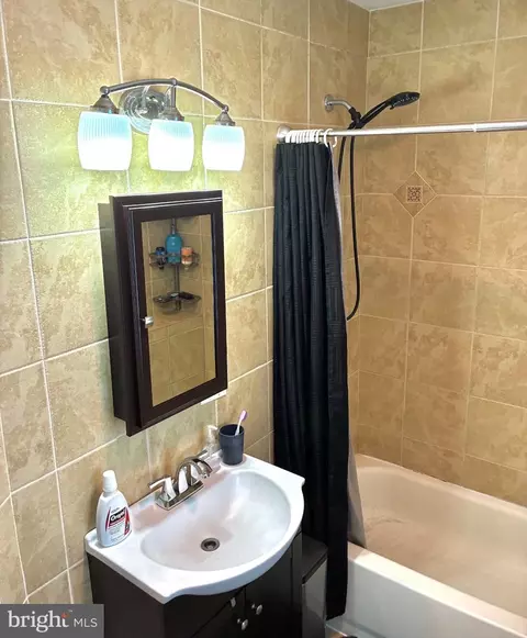 Bath - 833 Rose St, Reading, PA 19601 photo 2 of 2