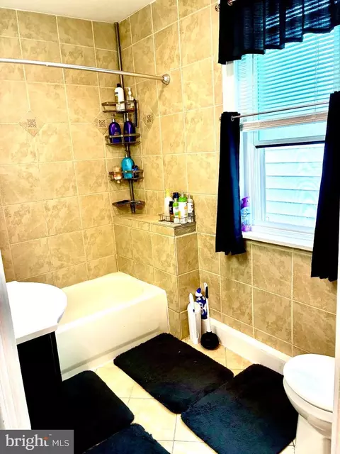Bath - 833 Rose St, Reading, PA 19601 photo 1 of 2