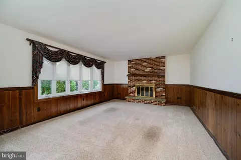 Living - 820 Apple Dr, Wyomissing, PA 19610 photo 2 of 2