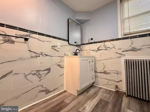Bath - 431 Pine St, Reading, PA 19602 photo 2 of 4