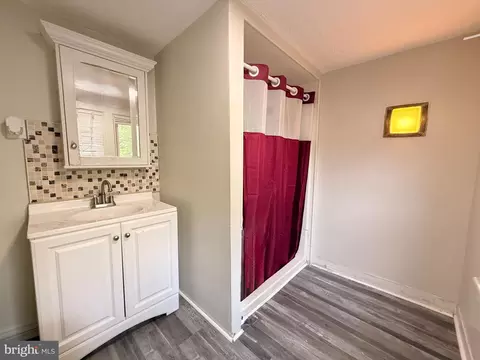 Bath - 431 Pine St, Reading, PA 19602 photo 3 of 4