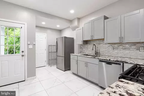 Entry Way - 346 Spring St, Reading, PA 19601 photo 1 of 3