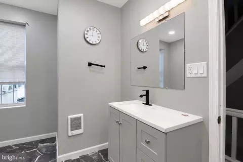 Bath - 346 Spring St, Reading, PA 19601 photo 2 of 6