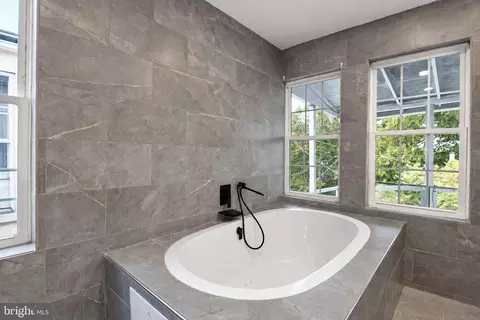 Bath - 346 Spring St, Reading, PA 19601 photo 5 of 6