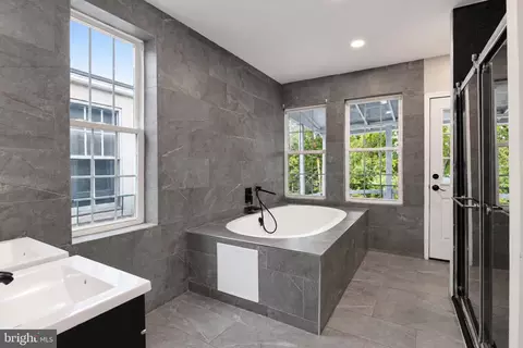 Bath - 346 Spring St, Reading, PA 19601 photo 3 of 6