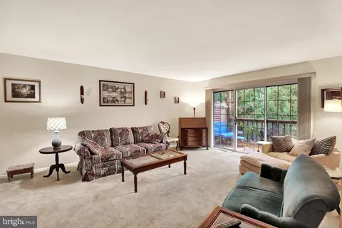 Living - 15 Tanglewood Dr, Reading, PA 19607 photo 2 of 6