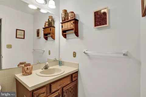 Bath - 15 Tanglewood Dr, Reading, PA 19607 photo 2 of 4