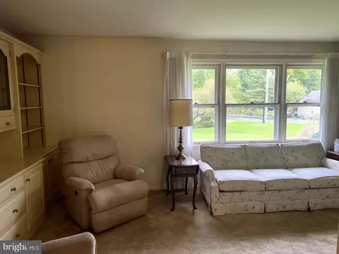 Living - 1040 Baker Rd, Sinking Spring, PA 19608 photo 2 of 4