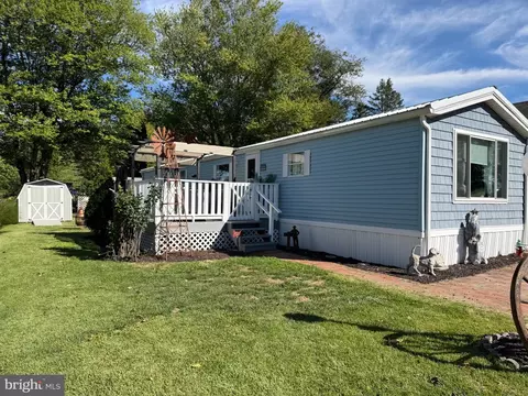 209 Memory Ln, Hamburg, PA 19526