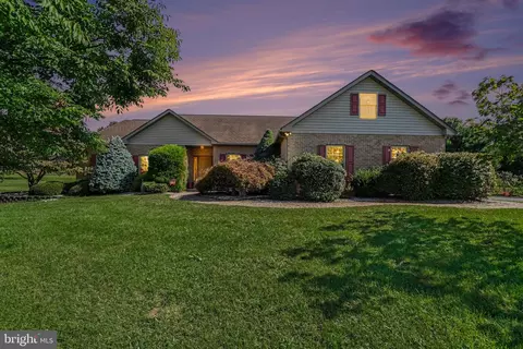 17 Foxwood Dr, Mohrsville, PA 19541