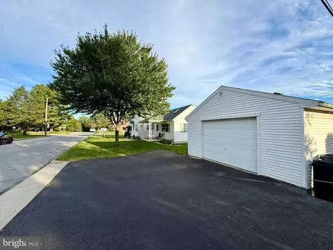 Exterior - 111 Old Fritztown Rd, Reading, PA 19607 photo 2 of 6