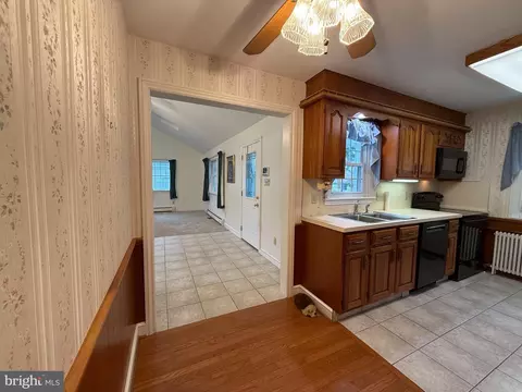Entry Way - 111 Old Fritztown Rd, Reading, PA 19607 photo 3 of 3