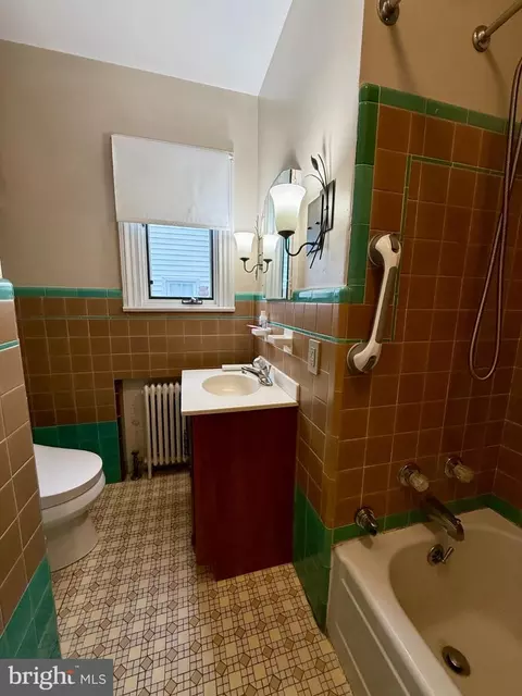 Bath - 111 Old Fritztown Rd, Reading, PA 19607 photo 1 of 3