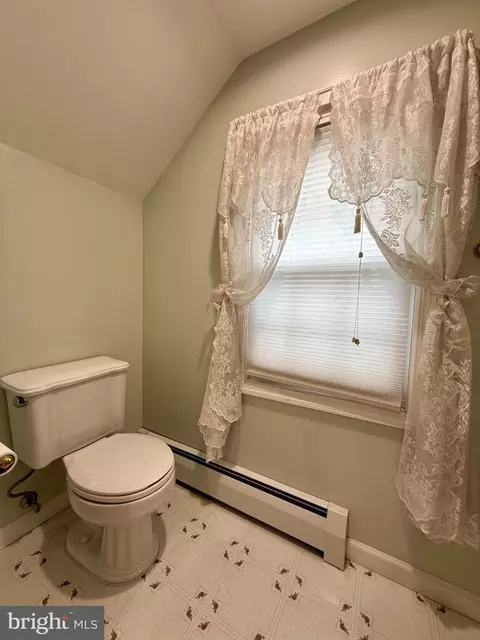 Bath - 111 Old Fritztown Rd, Reading, PA 19607 photo 3 of 3