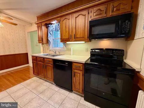 Kitchen - 111 Old Fritztown Rd, Reading, PA 19607 photo 2 of 3