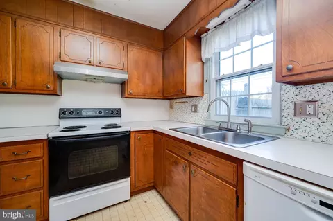 Kitchen - 1909 Andre Ct, Wyomissing, PA 19610 photo 5 of 6