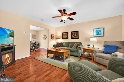 Living - 351 Oneida Dr, Sinking Spring, PA 19608 photo 2 of 2