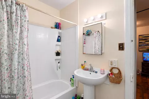Bath - 533 Laurel St, Reading, PA 19602 photo 1 of 1