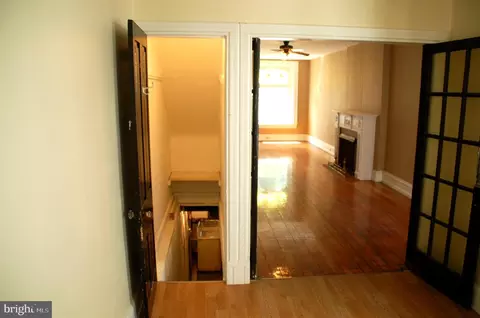 Entry Way - 533 Laurel St, Reading, PA 19602 photo 6 of 8