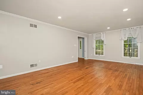 Living - 24 Fawn Dr, Reading, PA 19607 photo 3 of 18