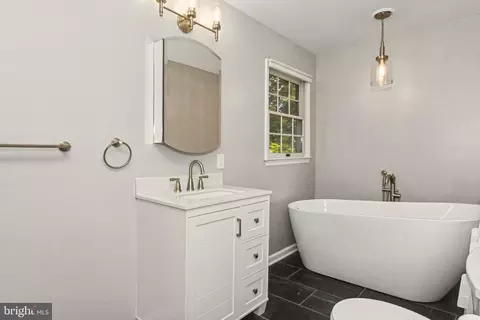 Bath - 24 Fawn Dr, Reading, PA 19607 photo 2 of 5
