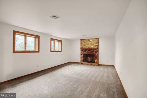 Living - 340 Mountain View Rd, Reading, PA 19607 photo 7 of 8