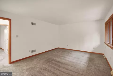Living - 340 Mountain View Rd, Reading, PA 19607 photo 6 of 8