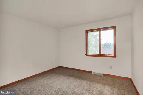 Bedroom - 340 Mountain View Rd, Reading, PA 19607 photo 4 of 7