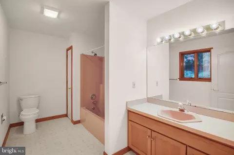 Bath - 340 Mountain View Rd, Reading, PA 19607 photo 1 of 2