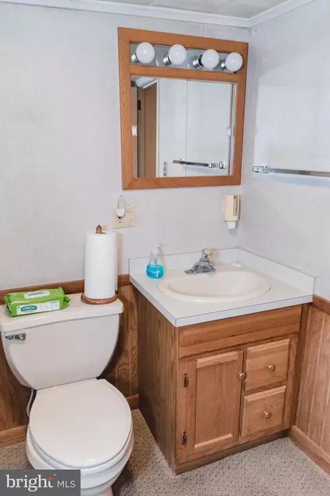 Bath - 1991 Cedar Top Rd, Reading, PA 19607 photo 2 of 2
