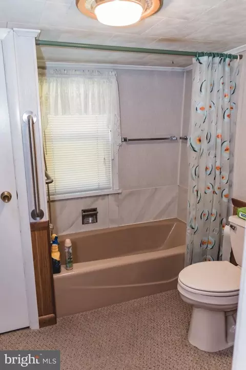 Bath - 1991 Cedar Top Rd, Reading, PA 19607 photo 1 of 2