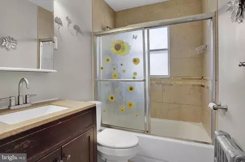 Bath - 915 Gregg Ave, Reading, PA 19607 photo 2 of 3