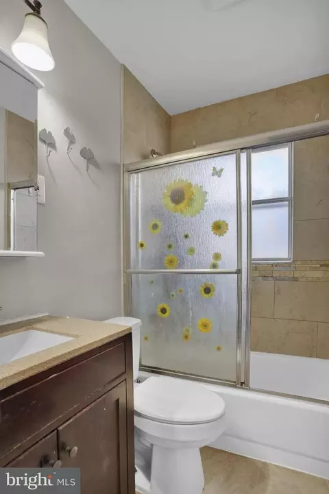 Bath - 915 Gregg Ave, Reading, PA 19607 photo 3 of 3
