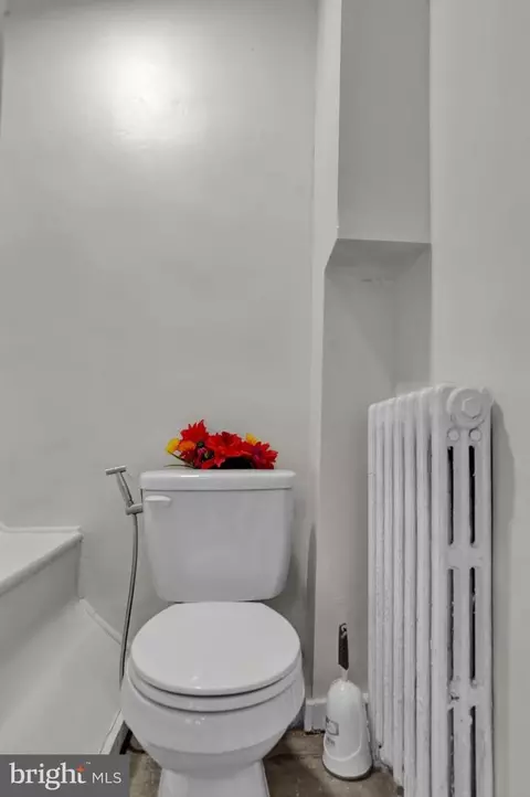 Bath - 915 Gregg Ave, Reading, PA 19607 photo 1 of 3