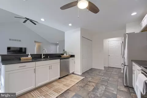 Entry Way - 4910 Green Tree Rd, Reading, PA 19606 photo 5 of 6